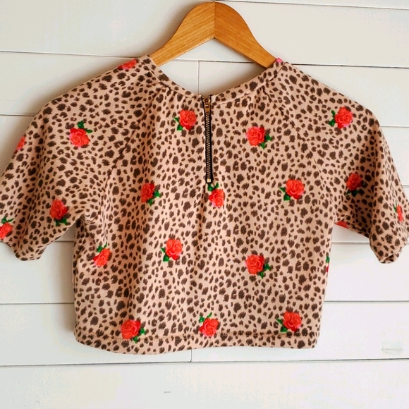 Gorgeous soft floral crop zipper back t - Picture 3 of 3